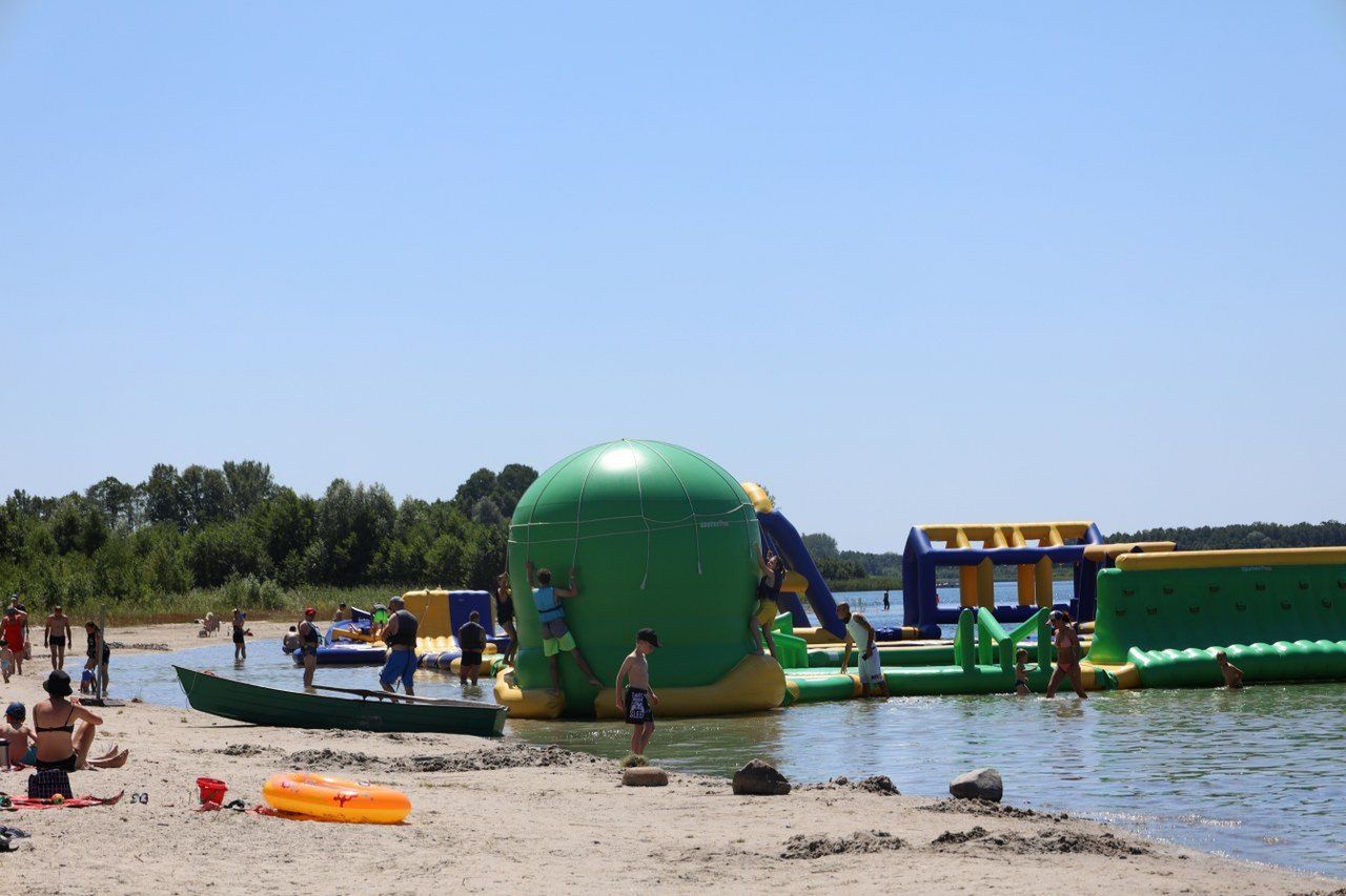 Skorzęcin na lato 2025. Turyści już rozpoczęli plażing! „To już nie jest tylko imprezownia”