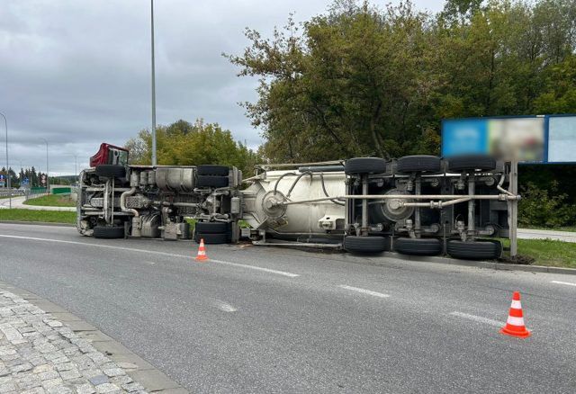 Utrudnienia w ruchu na rondzie ZWiN w Chełmie. Przewróciła się cysterna z cementem (zdjęcia)