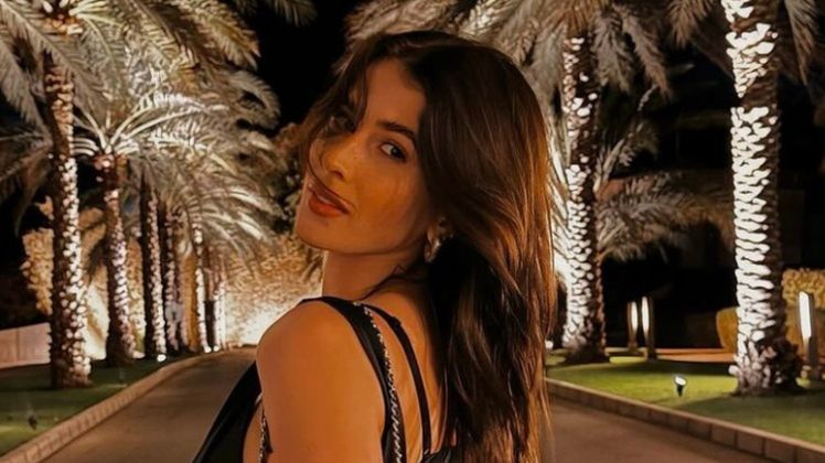 Roksana Węgiel pozuje w czarnej sukni 