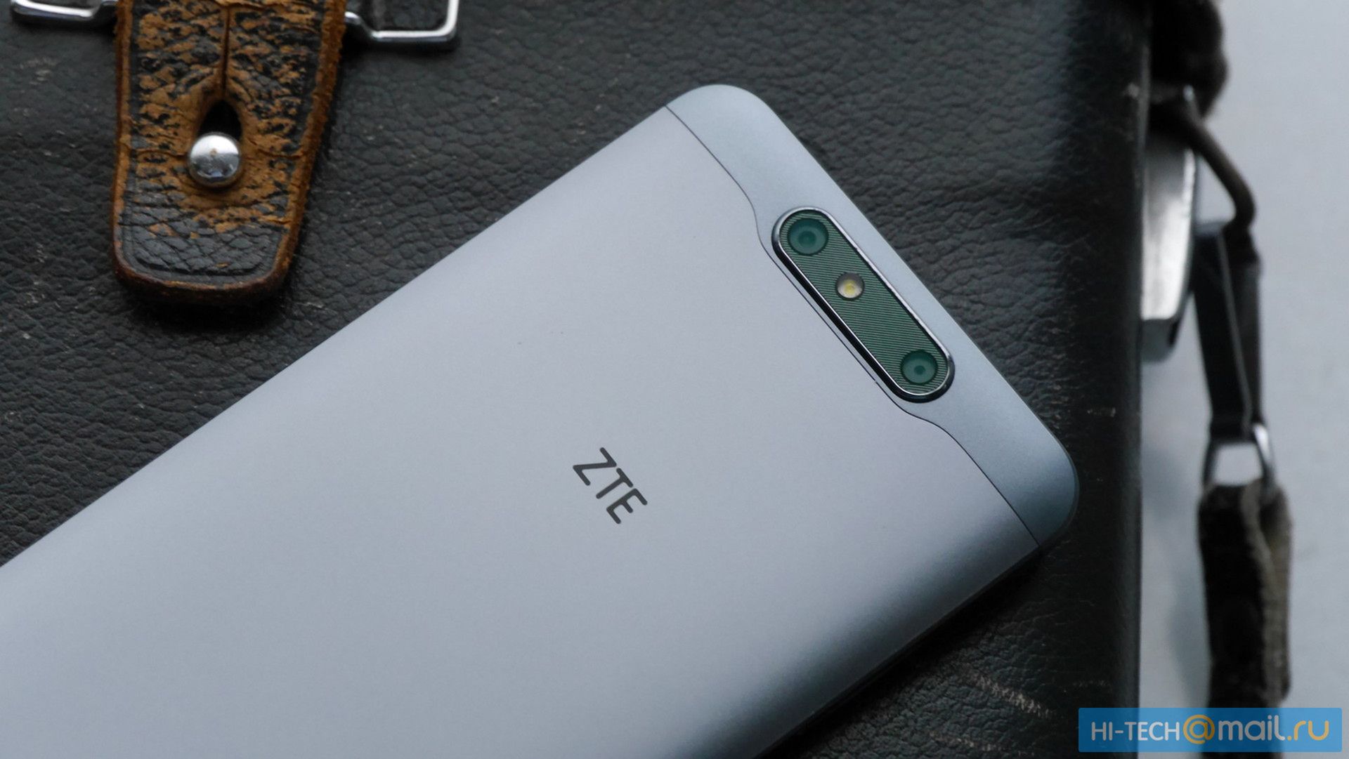 ZTE Blade V8 w pełnej krasie. Ma podwójny aparat 2