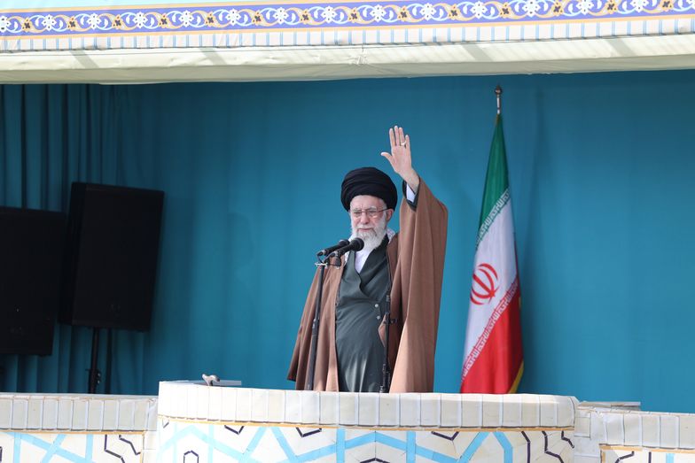 "Nie ma nic złego w porozumieniu z Zachodem, ale..." Duchowy przywódca Iranu o budowie broni nuklearnej
