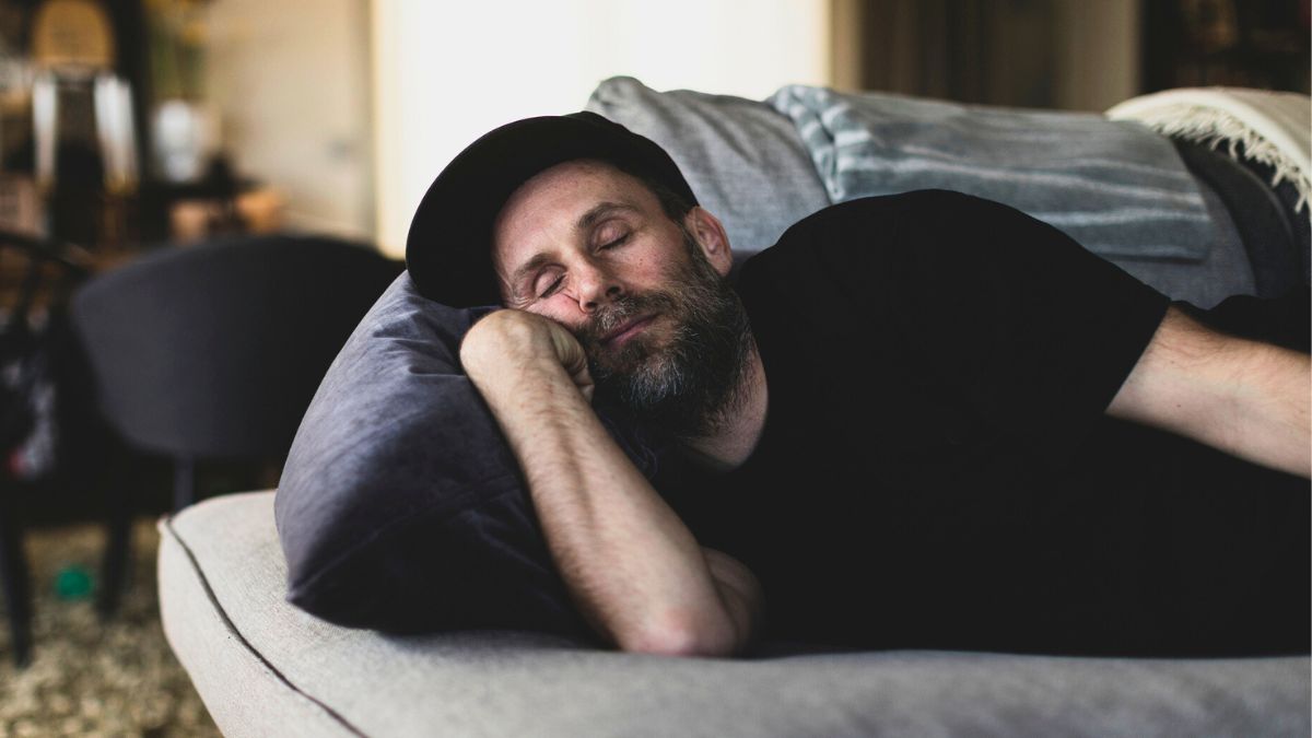 Mężczyzna śpi na kanapie