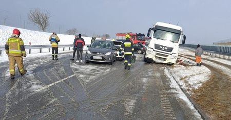 Karambol na "siódemce" koło Jędrzejowa. Są ranni