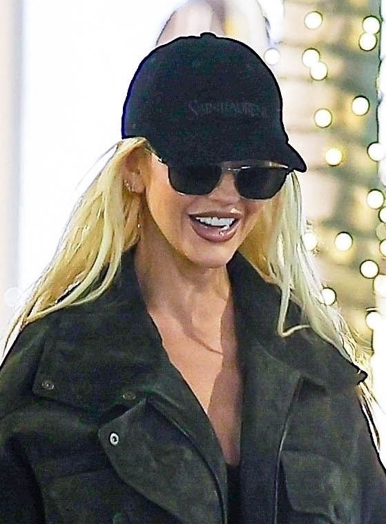 Christina Aguilera w kozakach snuje się po centrum handlowym