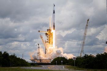 Trump ułatwia przepisy dotyczące lotów kosmicznych. Skorzysta SpaceX