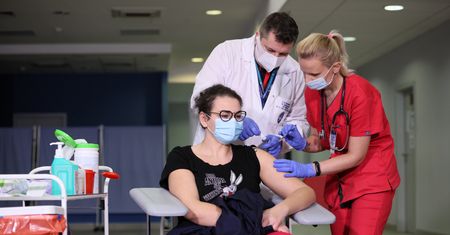 Koronawirus w Polsce. Szczepienia właśnie ruszyły