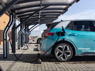 Europejczycy coraz chętniej przesiadają się do aut elektrycznych. Będą mieli problemy