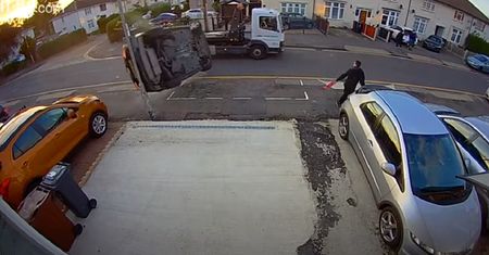 Przerażające wideo z Londynu. Audi przekoziołkowało tuż obok pieszego