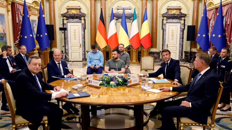 Italian prime minister, German chancellor and French president visit Ukraineepa10015819 (L-R) Italian Prime Minister Mario Draghi, German Chancellor Olaf Scholz, Ukrainian President Volodymyr Zelensky, French President Emmanuel Macron and Romanian President Klaus Iohannis meet for a working session in Mariinsky Palace, in Kyiv, Ukraine, 16 June 2022. French President Emmanuel Macron, Italian Prime Minister Mario Draghi and German Chancellor Olaf Scholz arrived on a night train from Poland to Kyiv and will meet Ukrainian President Volodymyr Zelensky, at a time when the country is pushing for EU membership.  EPA/LUDOVIC MARIN / POOL MAXPPP OUT Dostawca: PAP/EPA.LUDOVIC MARIN / POOL