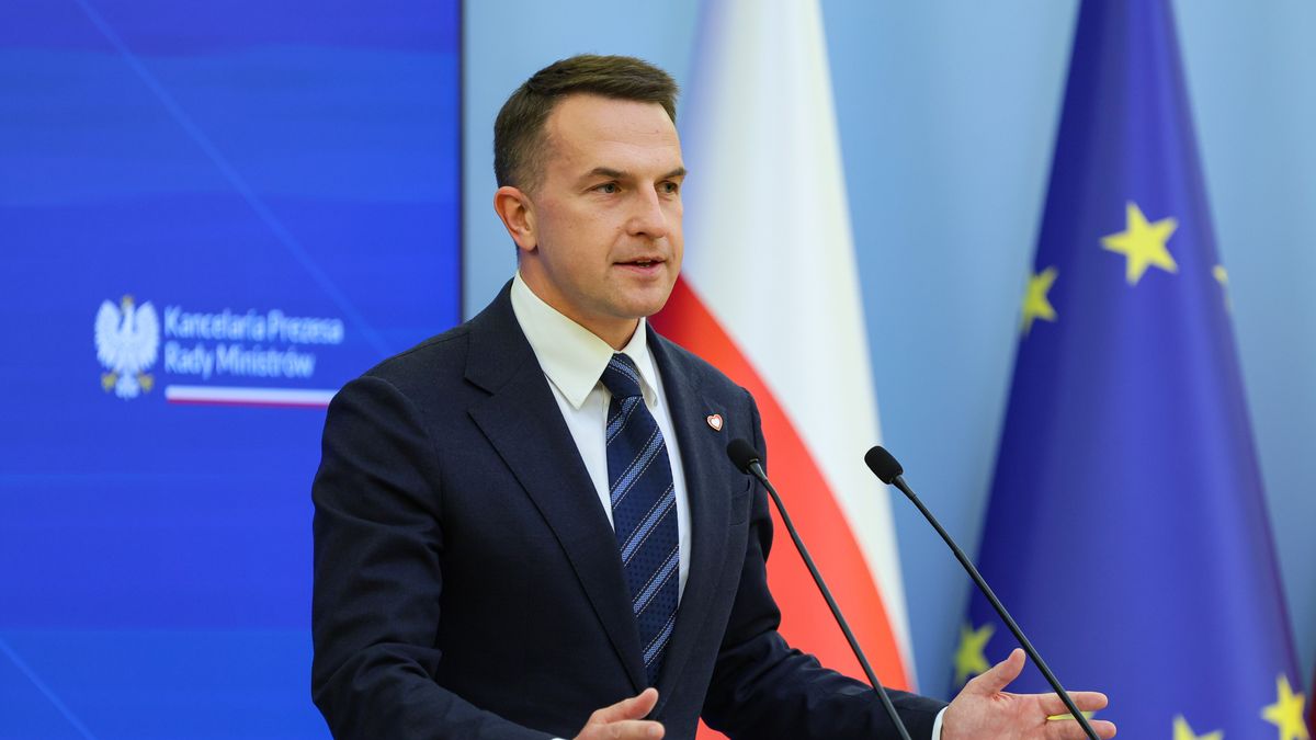 Warszawa, 17.09.2025. Rzecznik rządu Adam Szłapka podczas konferencji prasowej po posiedzeniu rządu, 17 bm. w KPRM w Warszawie. (mr) PAP/Paweł Supernak