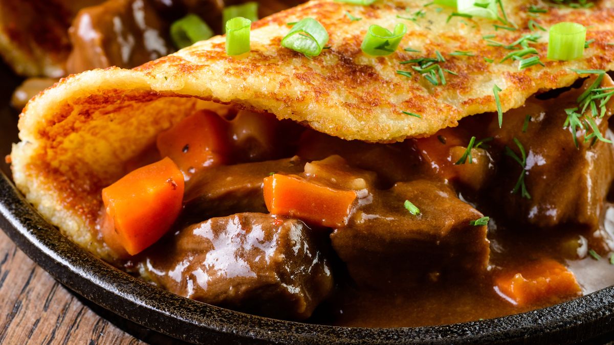 Placki ziemniaczane z gulaszem