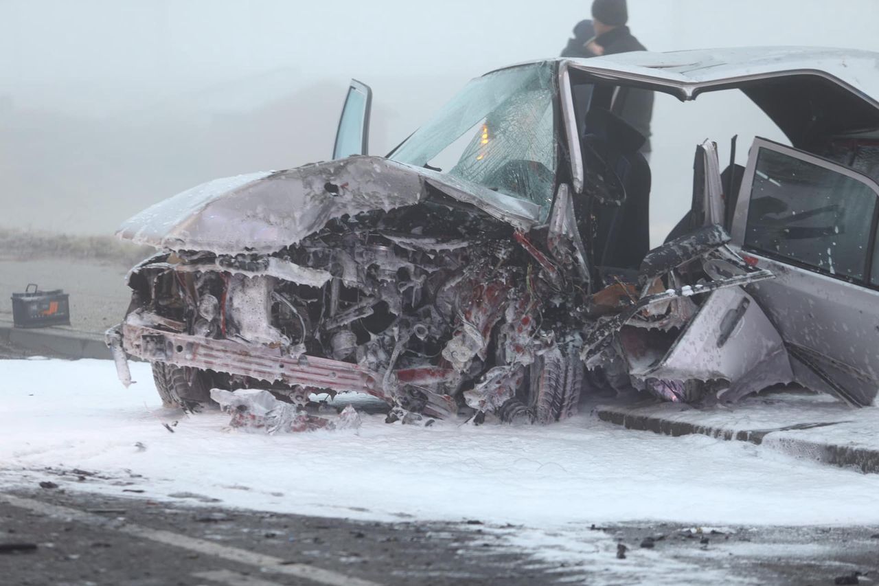 Auto zmiażdżone. Jedna osoba nie żyje