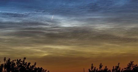 Kometa C/2020 F3 NEOWISE widoczna z Lublina w towarzystwie obłoków srebrzystych
