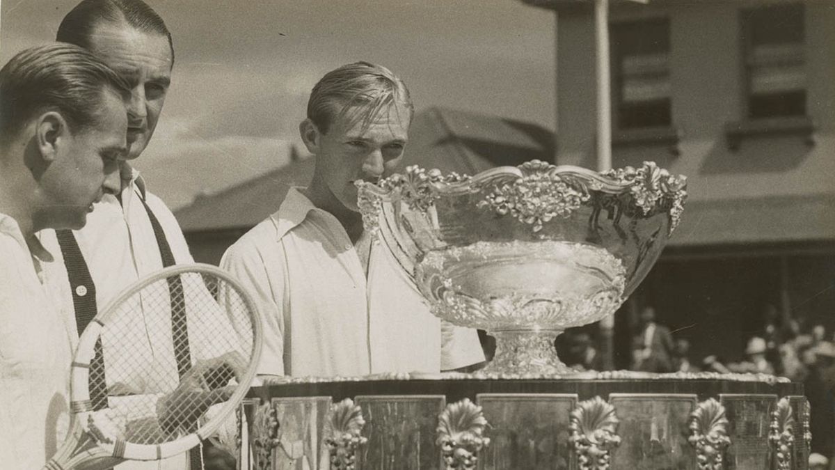 Puchar Davisa 1939: John Bromwich i Adrian Quist z pucharem fot. domena publiczna