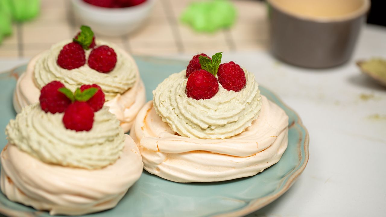 Mini Pavlova meringues with matcha: A fresh twist on a classic