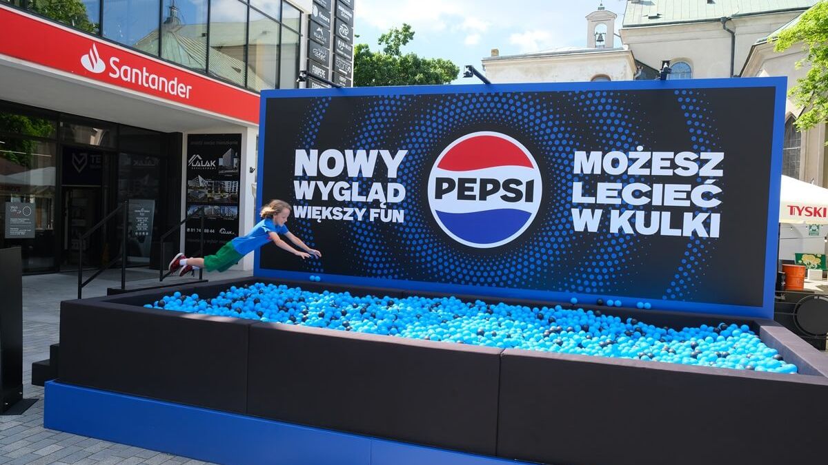 Basen z kulkami od Pepsi przed Pedetem