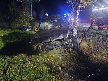 Wypadek w Karłowie. Samochód wbił się w ogrodzenie sadu, kierowca trafił do szpitala!