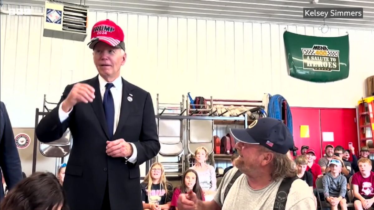 Biden bez problemu założył czapkę z napisem "Trump"