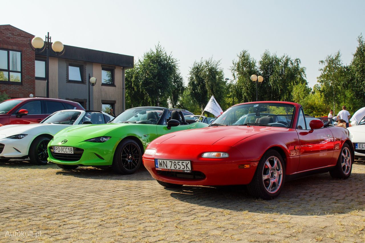 Mazda MX-5 NA (czerwona) obok obecnej generacji (zielona)