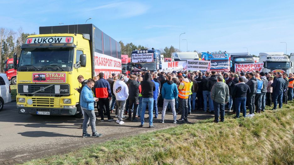 Strajk ostrzegawczy bran?y transportowej
Fot. Pawel Wodzynski/East News, MOP Ostrow-Kania Polnoc, 22.03.2023. Strajk ostrzegawczy branzy transportowej - kolumna tirow objezdza Warszawe. Konferencja prasowa i start objazdu.
Pawel Wodzynski