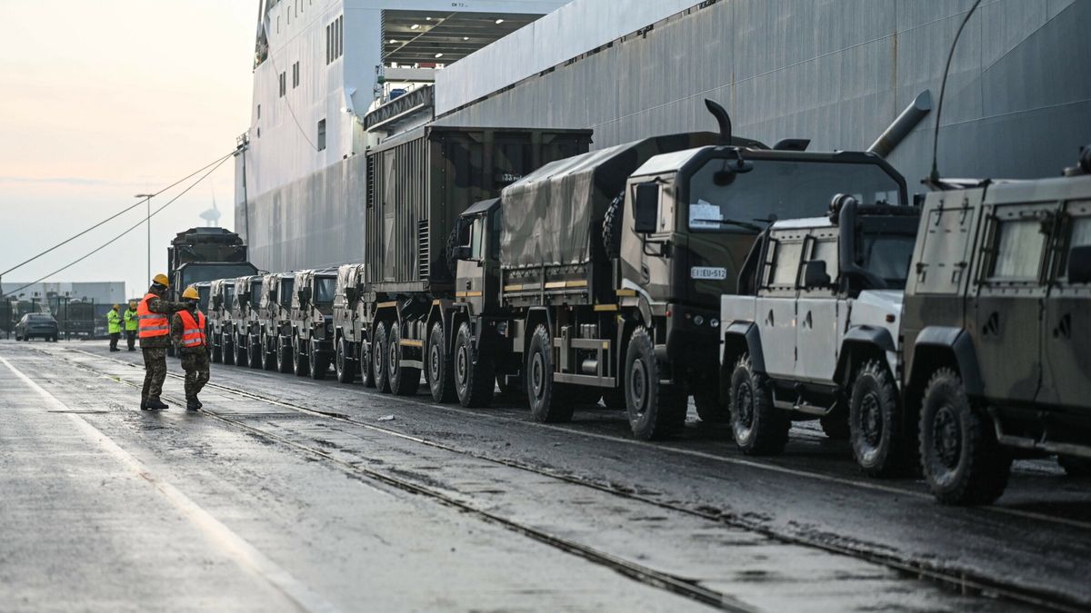 ?wiczenia NATO  Steadfast Dart 2026 w Niemczech
Gr��te NATO-�bung des Jahres gestartet -Steadfast Dart 2026. Italienische Soldatinnen und Soldaten treffen mit Ausr?stung und Fahrzeugen im Seehafen von Emden ein. Emden Niedersachsen Deutschland *** Largest NATO exercise of the year launched Steadfast Dart 2026 Italian soldiers arrive with equipment and vehicles at the seaport of Emden Emden Lower Saxony Germany Copyright: xdiebildwerftx
IMAGO/diebildwerft