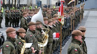 Żołnierze ślubowali pod Iglicą we Wrocławiu. Dolnośląscy "Terytorialsi" obchodzą swoje święto