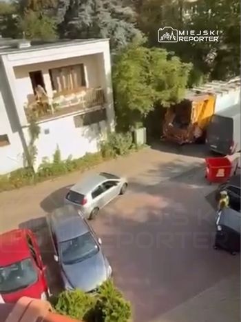 Warszawa: Wjechała w auto, wyszła i zaczęła krzyczeć do pracowników sortujących odpady