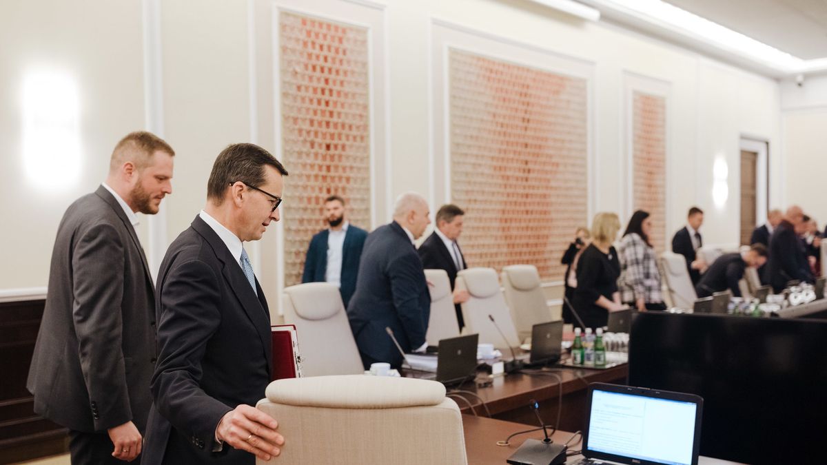 Na zdjęciu rząd w trakcie posiedzenia. Na pierwszym tle Mateusz Morawiecki