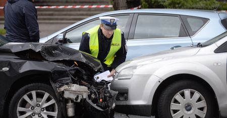 Warszawa. Spowodował 90 kolizji, aby wymusić pieniądze
