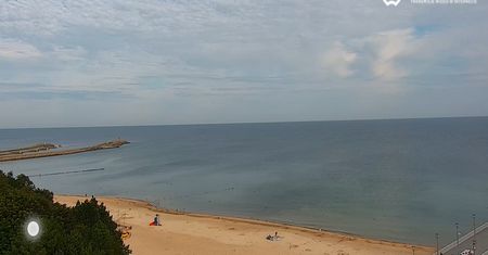 8:15, a w Kołobrzegu pustki. I ani jednego parawanu