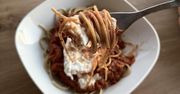 Dodaj to na wierzch makaronu. Tradycyjne spaghetti zmienia się nie do poznania
