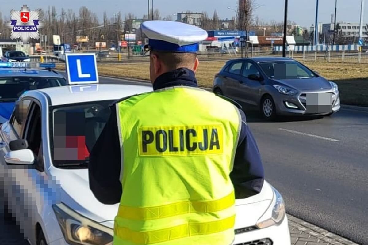 Policyjna kontrola samochodu nauki jazdy na ul. Krańcowej w Lublinie