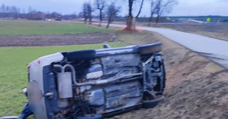 Nieprawidłowe wyprzedzanie przez kierowcę Audi. Omal nie doprowadził do tragedii. Nissan wypadł z drogi