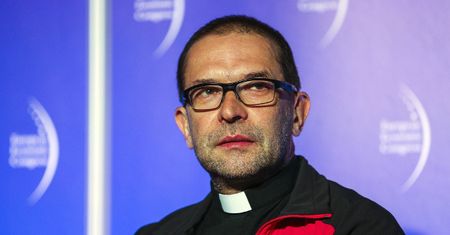 Ksiądz Stryczek NIE JEST już prezesem Szlachetnej Paczki