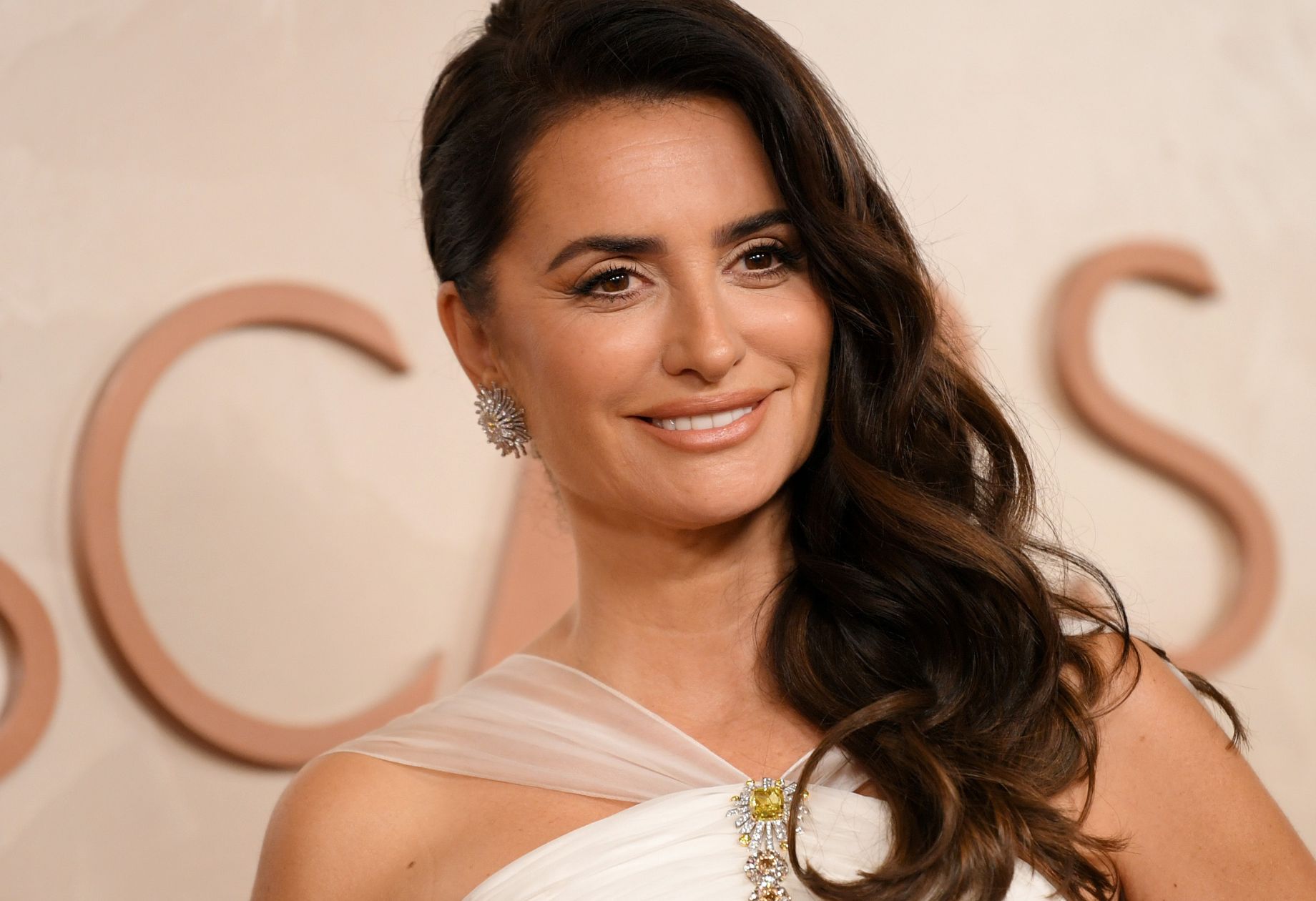 Penélope Cruz z fryzurą soft shag — modne cięcie, które odmładza