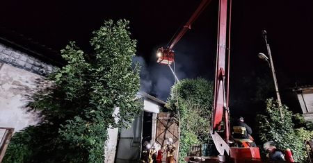 Nocny pożar hali w Garbowie opanowany. Z ogniem walczyło łącznie 25 zastępów straży pożarnej [ZDJĘCIA]