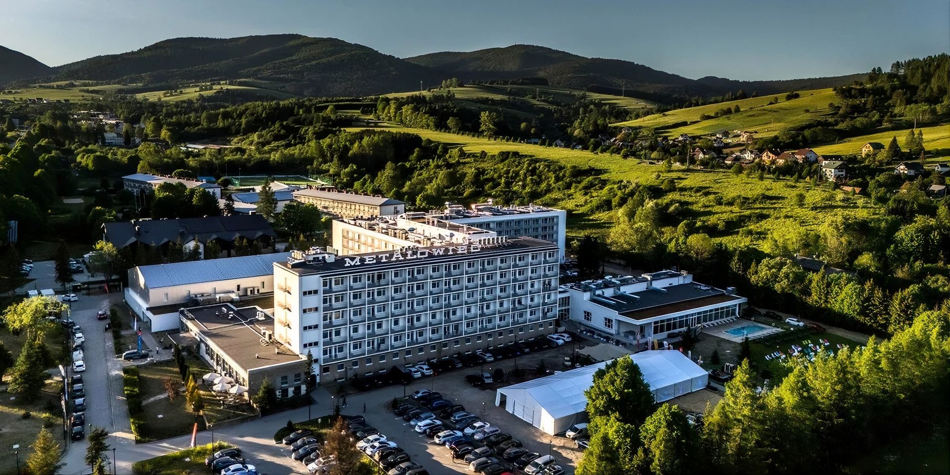 Polacy ruszyli po miejsca w tym hotelu w uzdrowisku. Pobyt w czerwcu za ułamek ceny!
