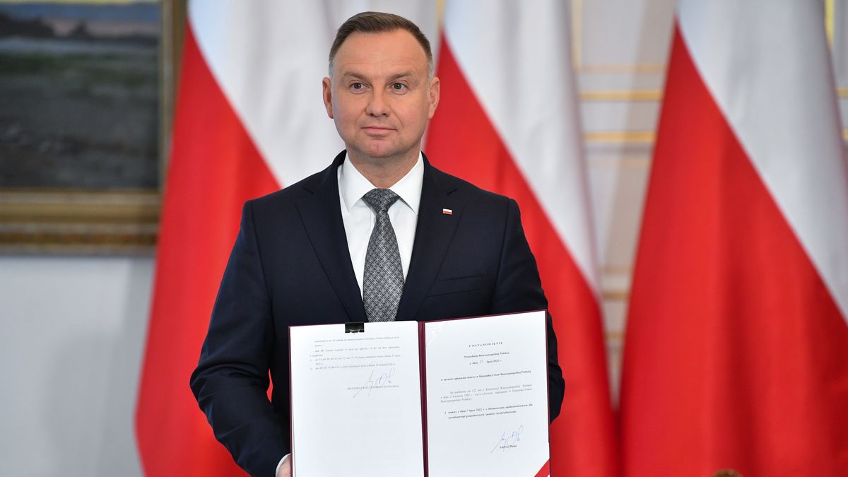 Warszawa, 14.07.2022. Prezydent RP Andrzej Duda podpisał ustawę z dnia 7 lipca 2022 r. o finansowaniu społecznościowym dla przedsięwzięć gospodarczych i pomocy kredytobiorcom, 14 bm. w Belwederze w Warszawie. (aldg) PAP/Radek Pietruszka