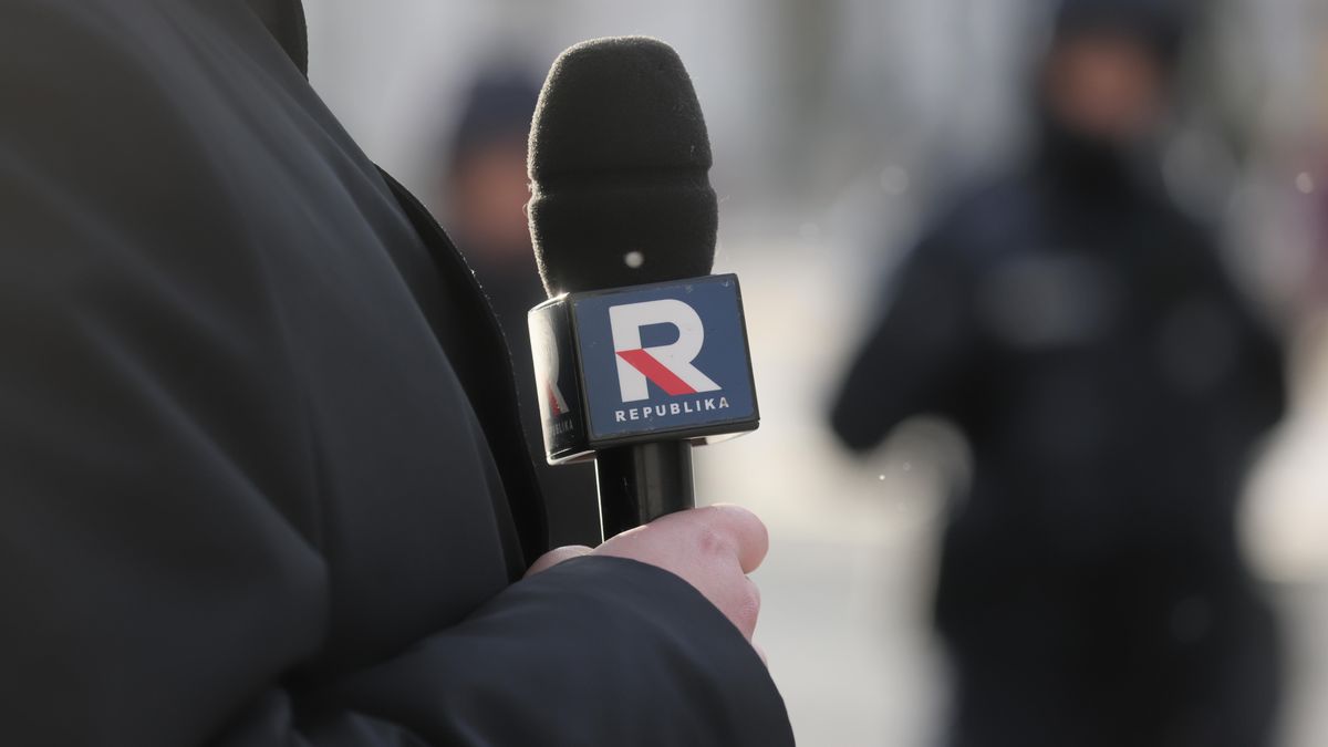 reporter TV Republika
Leszek Szyma�ski
budynek, dziennikarz, kosstka, mikrofon, mikrofonowa, nak�adka, prokuratura, prokuratura krajowa, reporter, siedziba, Telewizja Republika