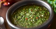 Argentyna na grillu. Przepis na kiełbasę nadziewaną chimichurri