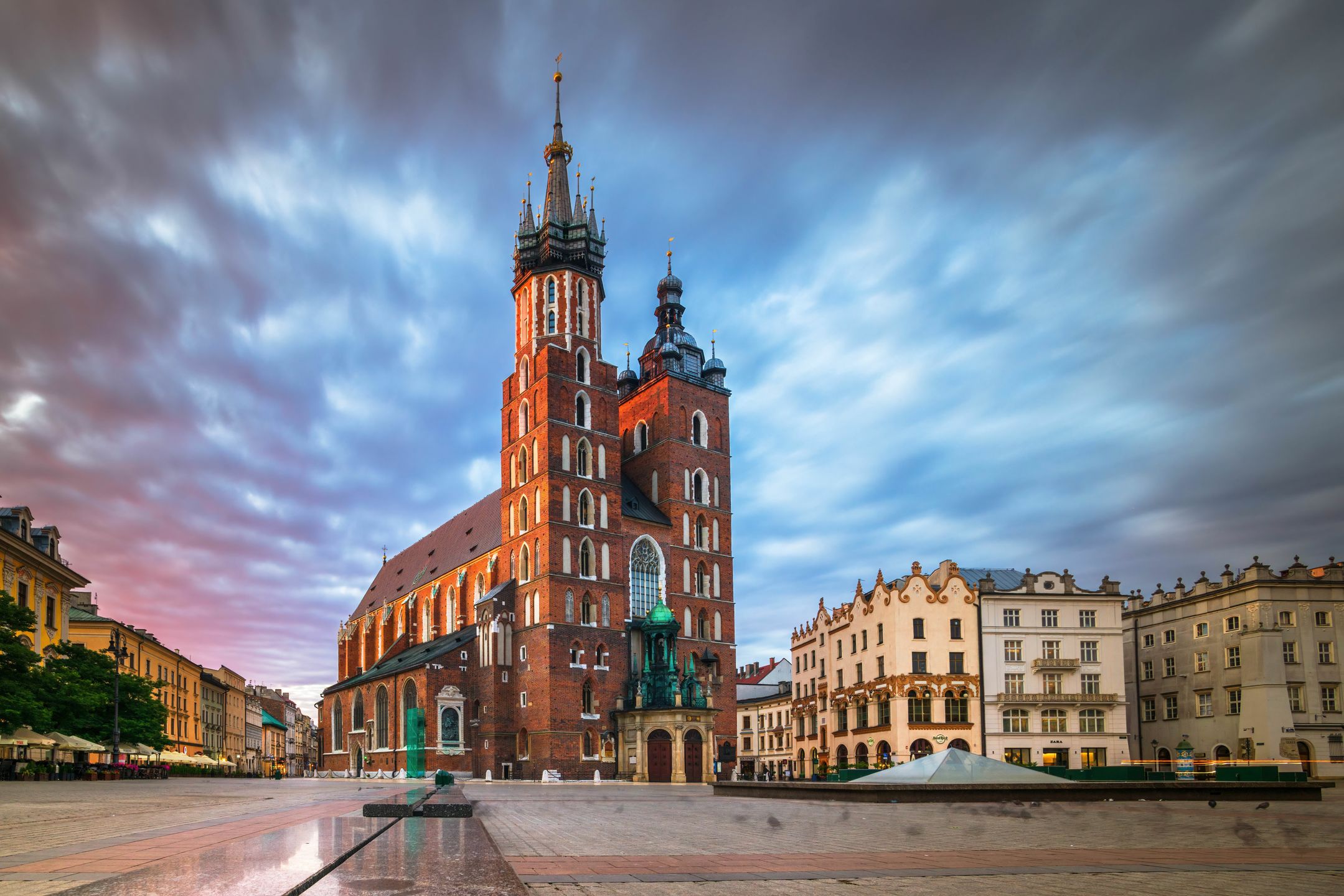 Rynek Główny w Krakowie wielokrotnie wygrywa zestawienia najbardziej popularnych miejsc w Polsce i na świecie