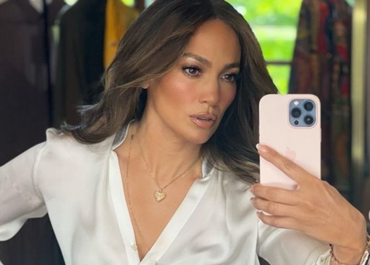 Jennifer Lopez w modnej fryzurze z lat 90. Uczesanie właśnie wróciło do łask i będzie hitem tego lata