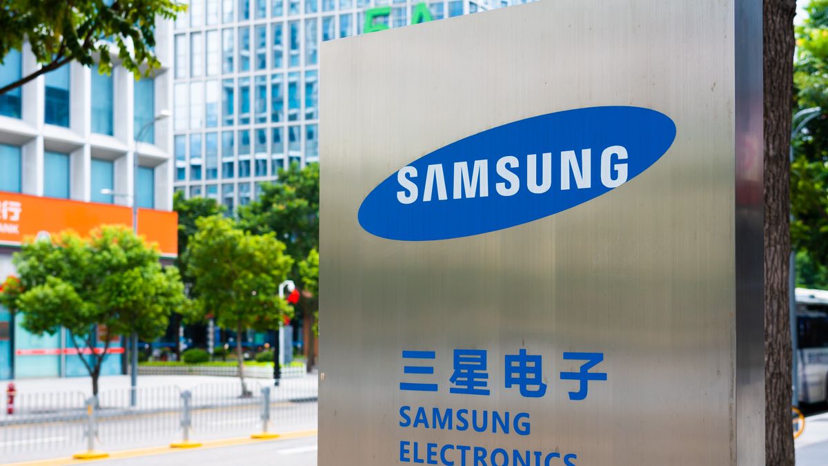 SHENZHEN, CHINA - 2020/10/06: Samsung Electronics logo seen in Shenzhen. (Photo by Alex Tai/SOPA Images/LightRocket via Getty Images)