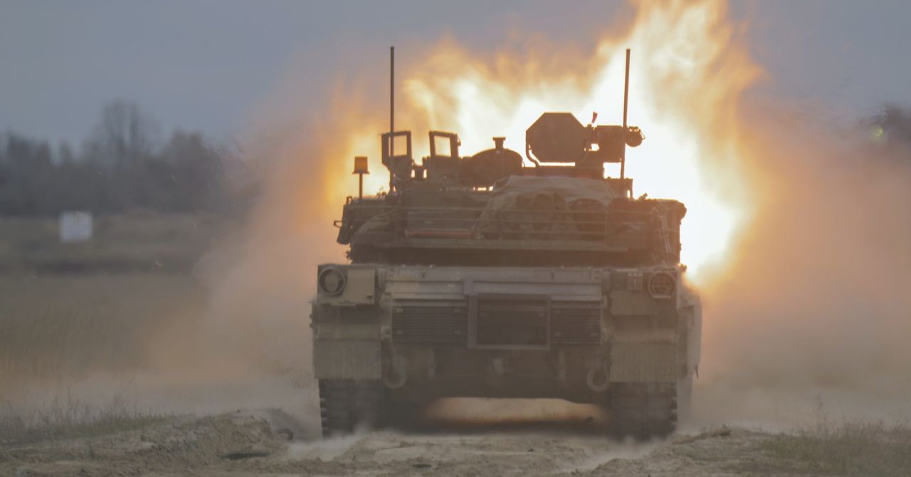 Biedrusko: Potężna wojskowa hala. Można wirtualnie strzelać z czołgu