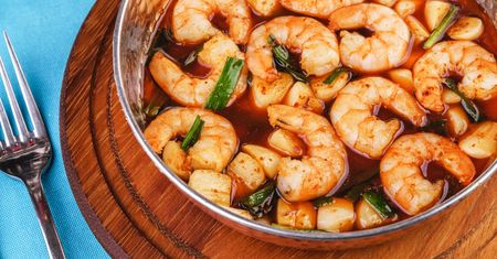 Działają jak afrodyzjak. Banalnie prosty przepis na pieczone krewetki z chili