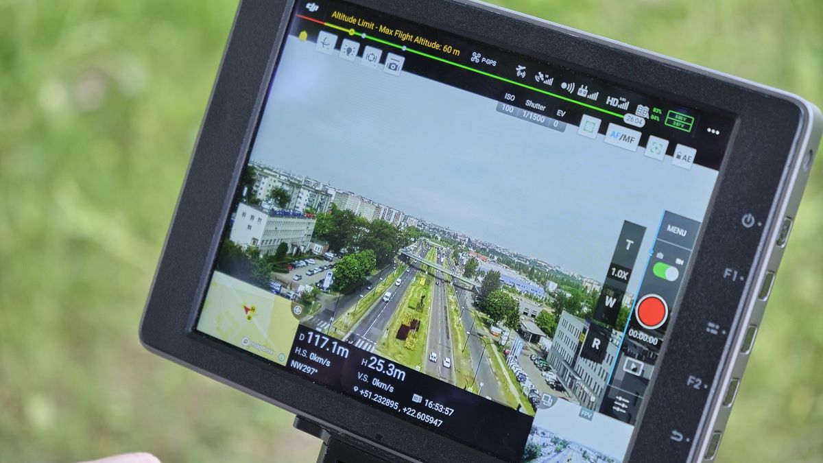 Policyjny dron nad al. Witosa rejestruje zachowanie kierowców i pieszych
