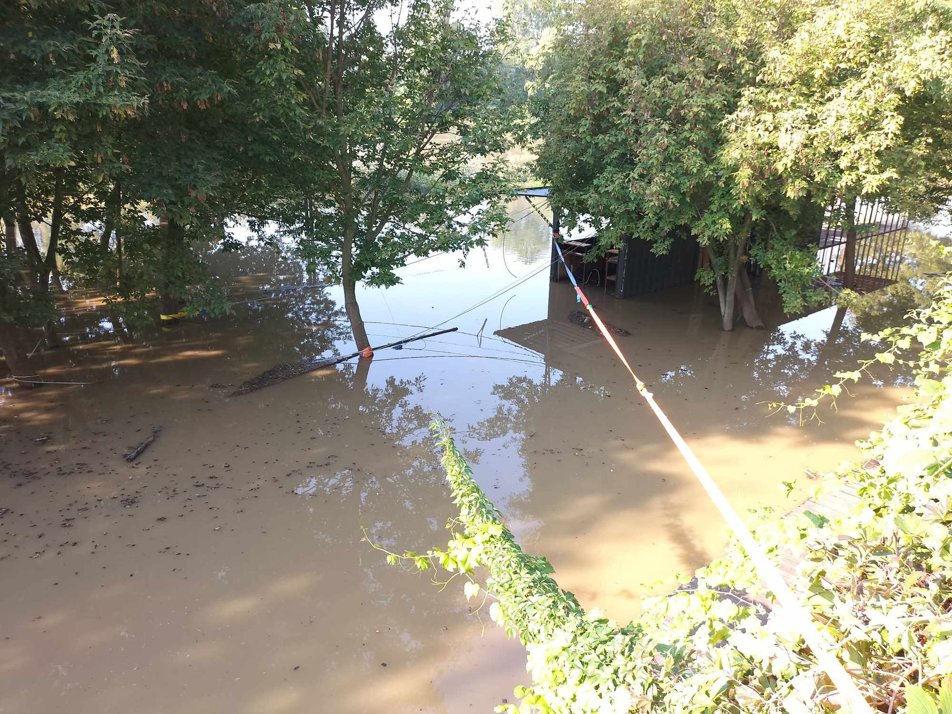 Zabezpieczony przed porwaniem przez prąd bar "Formy Płynnej"