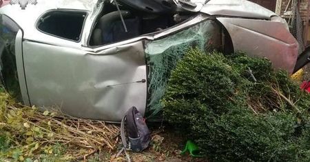 Wypadek w Dęblinie. Peugeot dachował. Nie żyje 23-latek [ZDJĘCIA]