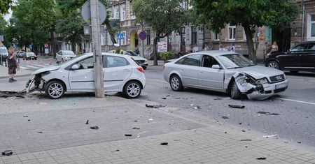 Droga hamowania miała ponad 30 metrów. Kierowca audi wjechał w mazdę na ul. Lubartowskiej