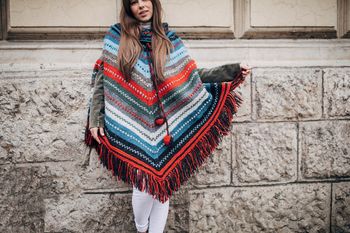 Nie tylko płaszcze i kurtki. Ponczo to świetna propozycja na jesień dla szykownych pań